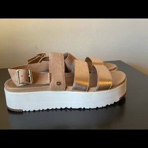 UGG BRAELYNN SANDAL SIZE 8